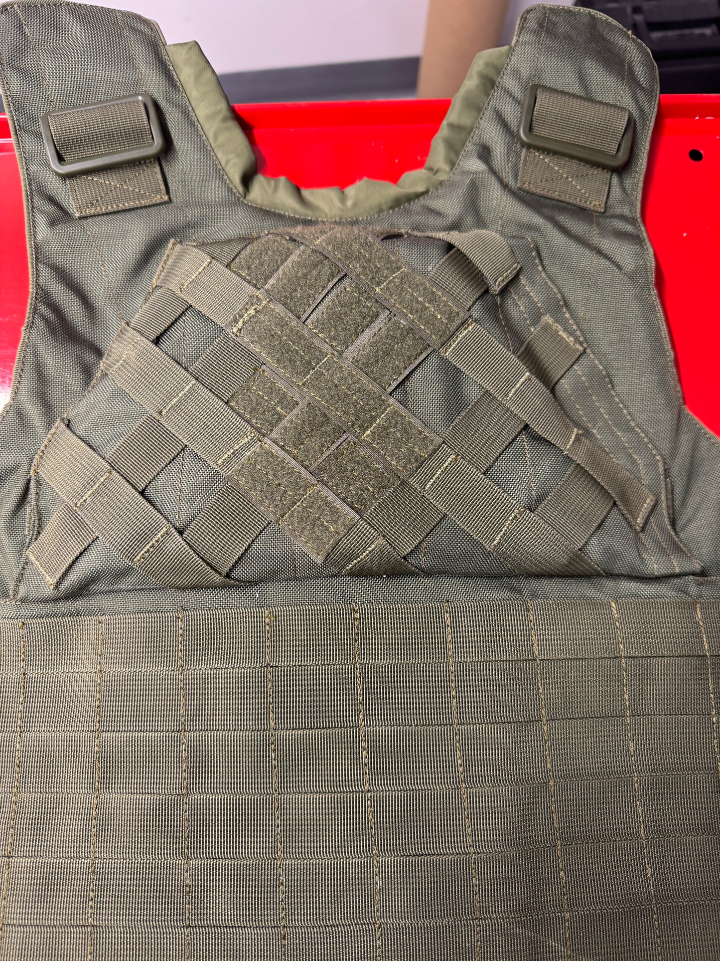 Frontal view of GTS Armor ceramic armor plates installed in the KommandoStore Strelka Defender 2 cover